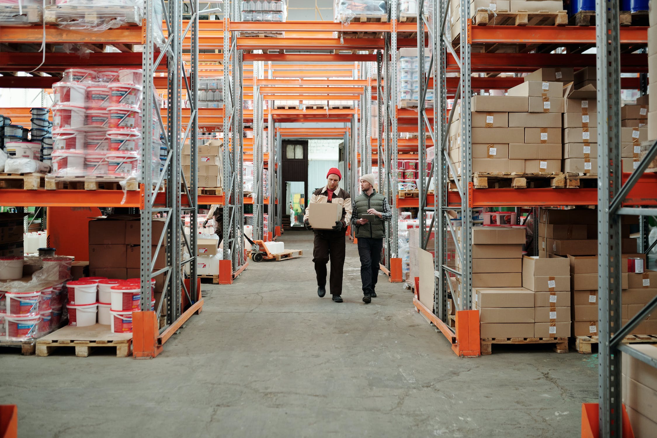 ¿Cuáles son las principales responsabilidades de un operador logístico en la gestión de inventario?