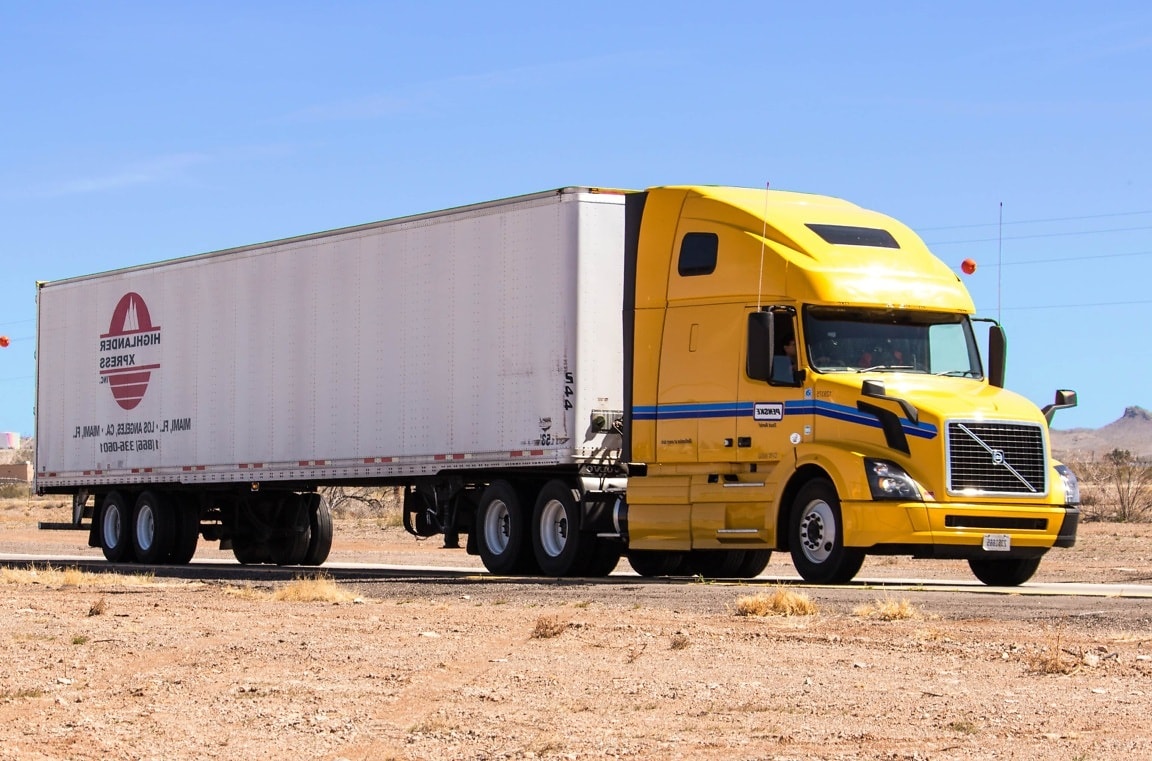 ¿Qué servicios logísticos ofrecen las empresas de transporte y distribución?